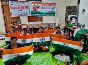 बाराबंकी11अगस्त25*60हजार झंडों का निर्माण कर रहीं डूडा की स्वयं सहायता समूह की दीदियां।