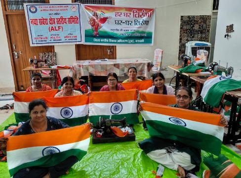 बाराबंकी11अगस्त25*60हजार झंडों का निर्माण कर रहीं डूडा की स्वयं सहायता समूह की दीदियां। बाराबंकी11अगस्त25*60हजार झंडों का निर्माण कर रहीं डूडा की स्वयं सहायता समूह की दीदियां।