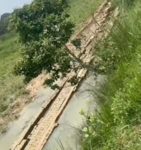 सुल्तानपुर11अगस्त25*बरसात ने खोली करोड़ों के घोटाले की पोल – बाउंड्रीवाल के मलबे में दबा भ्रष्टाचार*