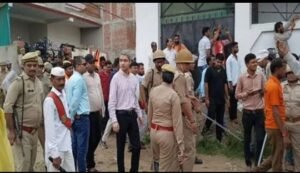 फतेहपुर11अगस्त25*मकबरे पर झंडा लगाने व पूजा करने को लेकर बवाल, पथराव के बाद तैनात की गई पुलिस फोर्स