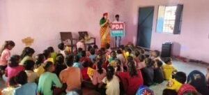 कानपुर नगर12अगस्त25*पूर्व विधायक प्रत्याशी रचना सिंह गौतम ने PDA पाठशाला लगाकर बच्चों को पढ़ाया