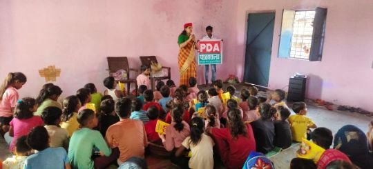 कानपुर नगर12अगस्त25*पूर्व विधायक प्रत्याशी रचना सिंह गौतम ने PDA पाठशाला लगाकर बच्चों को पढ़ाया