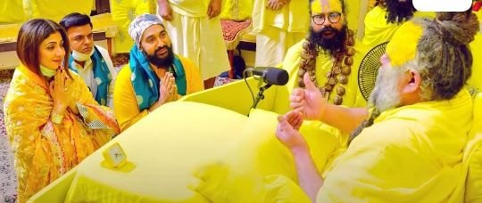 मथुरा14अगस्त25*अभिनेत्री शिल्पा शेट्टी अपने पति राजकुंद्रा के साथ प्रेमानन्द जी महाराज के पास पहुंची।