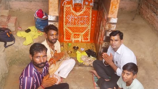 मथुरा16अगस्त25*जनपद की तहसील मॉन्ट अंतर्गत ग्राम हंसी के नगला में भक्त हरीश कुमार पर बजरंगी की असीम कृपा।