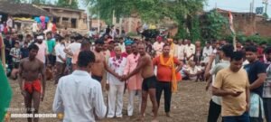 कौशांबी18अगस्त25*पहलवानों की कुश्ती देखने के लिए उमड़ी हजारों लोगों की भीड़*