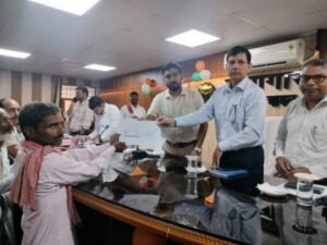 कौशांबी18अगस्त25*आयुष्मान भारत योजना के लाभार्थियों को सीडीओ ने प्रदान किया आयुष्मान कार्ड*
