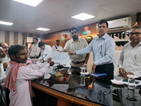 कौशांबी18अगस्त25*आयुष्मान भारत योजना के लाभार्थियों को सीडीओ ने प्रदान किया आयुष्मान कार्ड* कौशांबी18अगस्त25*आयुष्मान भारत योजना के लाभार्थियों को सीडीओ ने प्रदान किया आयुष्मान कार्ड*