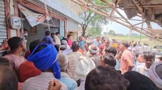 कानपुर देहात 18 अगस्त25**खेत बंजर होने की कगार पर, खाद के लिए तरसे किसान*