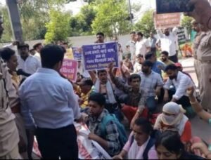 लखनऊ19अगस्त25*शिक्षक अभ्यर्थियों ने डिप्टी CM केशव मौर्य का आवास घेरा, 'चाचा न्याय करो' के लगाए नारे*..