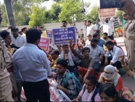 लखनऊ19अगस्त25*शिक्षक अभ्यर्थियों ने डिप्टी CM केशव मौर्य का आवास घेरा, 'चाचा न्याय करो' के लगाए नारे*.. लखनऊ19अगस्त25*शिक्षक अभ्यर्थियों ने डिप्टी CM केशव मौर्य का आवास घेरा, 'चाचा न्याय करो' के लगाए नारे*..