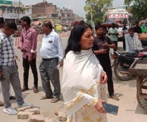 कौशांबी19अगस्त25*अधिकारियों की उपस्थिति में नगर पालिका ने हटवाया अवैध अतिक्रमण*