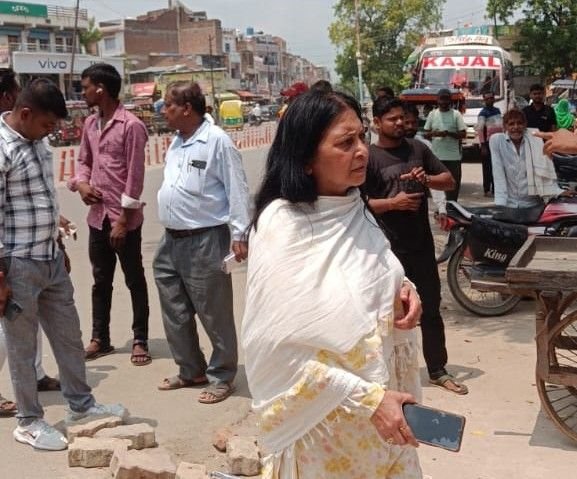 कौशांबी19अगस्त25*अधिकारियों की उपस्थिति में नगर पालिका ने हटवाया अवैध अतिक्रमण*