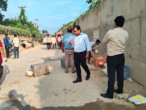 अयोध्या20अगस्त25*सहायक आयुक्त (खाद्य) मानिकचंद की कार्यवाही।सड़क के किनारे दुकाने लगाने वाले दुकानदारों को भगाया। अयोध्या20अगस्त25*सहायक आयुक्त (खाद्य) मानिकचंद की कार्यवाही।सड़क के किनारे दुकाने लगाने वाले दुकानदारों को भगाया।