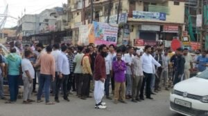 लखनऊ20अगस्त25*सरोजिनी नगर क्षेत्र के अंतर्गत आज स्थानीय गौरी हाइडल व्यापारियों ने अपने दुकानों को बंद करने का किया आवाहन*