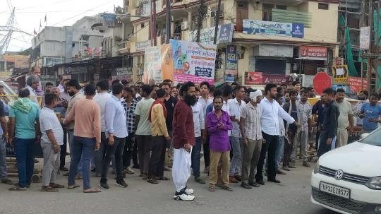 लखनऊ20अगस्त25*सरोजिनी नगर क्षेत्र के अंतर्गत आज स्थानीय गौरी हाइडल व्यापारियों ने अपने दुकानों को बंद करने का किया आवाहन*