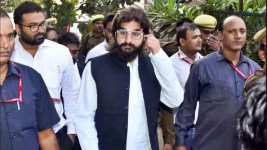 प्रयागराज20अगस्त25*माफिया मुख्तार अंसारी के बेटे और पूर्व विधायक अब्बास अंसारी को इलाहाबाद हाईकोर्ट से बड़ी राहत मिली है. प्रयागराज20अगस्त25*माफिया मुख्तार अंसारी के बेटे और पूर्व विधायक अब्बास अंसारी को इलाहाबाद हाईकोर्ट से बड़ी राहत मिली है.