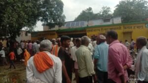 अयोध्या21अगस्त25*साधन सहकारी समिति अमानीगंज पर बड़ी मशक्कत के बाद बटी यूरिया खाद*