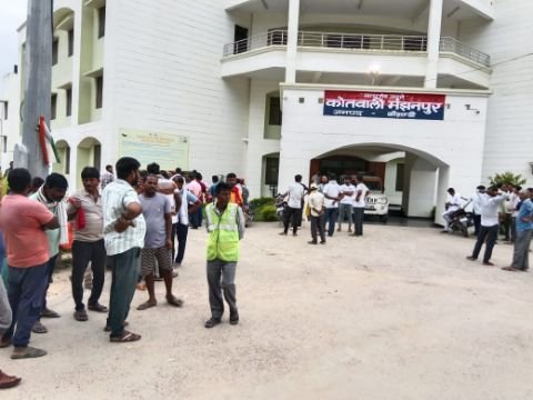 कौशाम्बी22अगस्त25*मंझनपुर में अतिक्रमण हटाने के दौरान बवाल, नगर पालिका कर्मचारियों पर हमला*