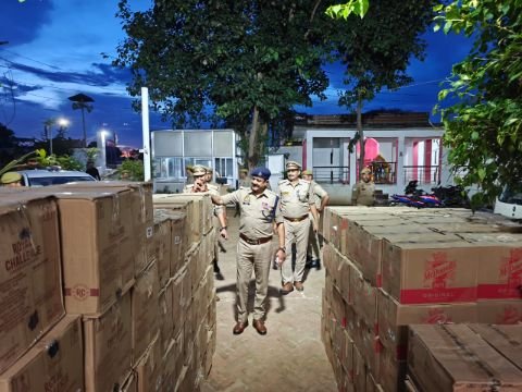 कौशाम्बी22अगस्त25*दो अभियुक्तों को गिरफ्तार कर पुलिस में एक करोड रुपए की बरामद की शराब*