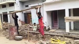 अयोध्या22अगस्त25*नाबालिग बच्चों से कराया जा रहा नाला निर्माण कार्य,सोशल मीडिया पर हो रहा वीडियो वायरल