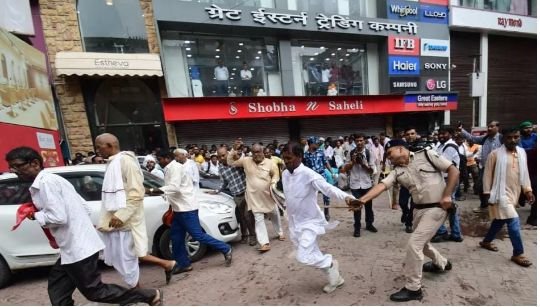 पटना22अगस्त25*राशन डीलरों का जबरजस्त प्रदर्शन, पुलिस ने किया लाठीचार्ज और वाटर कैनन का प्रयोग*..... पटना22अगस्त25*राशन डीलरों का जबरजस्त प्रदर्शन, पुलिस ने किया लाठीचार्ज और वाटर कैनन का प्रयोग*.....