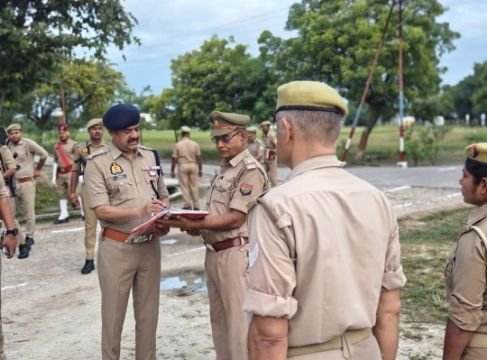 कौशाम्बी22अगस्त25*परेड की सलामी के बाद परेड का टोली बार एसपी ने किया निरीक्षण*