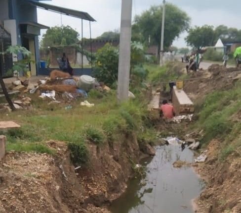 प्रयागराज24अगस्त25*दबंगों की दबंगई: वीडियो बनाने पर पीड़ित परिवार को धमकी, पत्थर से मारने की कोशिश*