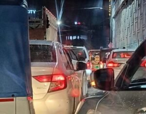 लखनऊ25अगस्त25*घटिया यातायात व्यवस्था से जूझता चिनहट तिराहा*