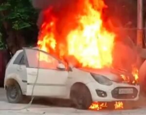 कानपुर नगर26अगस्त25*कानपुर कमिश्नरेट के एलेनगंज चौराहे पर खड़ी कार में अचानक लगी आग!