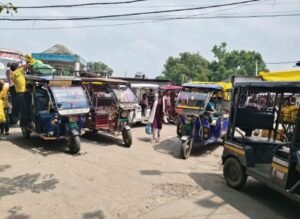 लखीमपुर खीरी26अगस्त25*पूरे शहर में ई-रिक्शा चालकों की मनमानी जारी