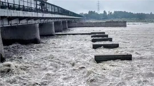 Delhi Flood Alert27अगस्त25* डूबेगा दिल्ली! शहर में बाढ़ की चेतावनी, यमुना का जलस्तर खतरे के निशान से ऊपर*