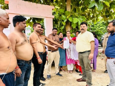 अयोध्या28अगस्त25*रुदौली प्रभारी निरीक्षक के खिलाफ अर्धनग्न होकर पत्रकारों ने सौंपा ज्ञापन