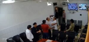 बस्ती29अगस्त25*महिला अस्पताल में सीएमएस और चिकित्सक के बीच मारपीट जूता निकालकर ललकारने का वीडियो वायरल