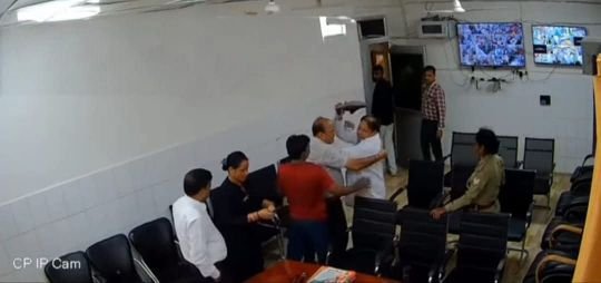 बस्ती29अगस्त25*महिला अस्पताल में सीएमएस और चिकित्सक के बीच मारपीट जूता निकालकर ललकारने का वीडियो वायरल