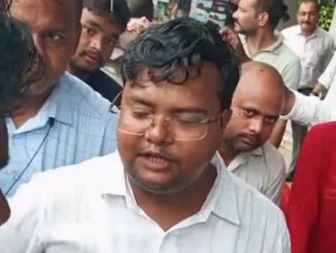 प्रयागराज30अगस्त25*सिविल लाइंस में फर्जी फूड इंस्पेक्टर गिरफ्तार*रेस्टोरेंट स्टाफ ने पकड़ा,