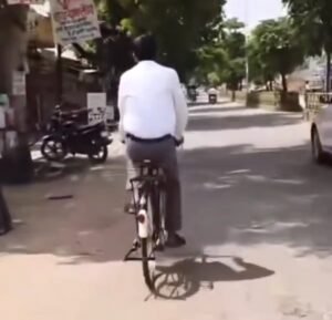 सतना20अगस्त25*कौन हैं कलेक्टर सतीश कुमार एस., जो बिना तामझाम साइकिल से ऑफिस जाते हैं !!