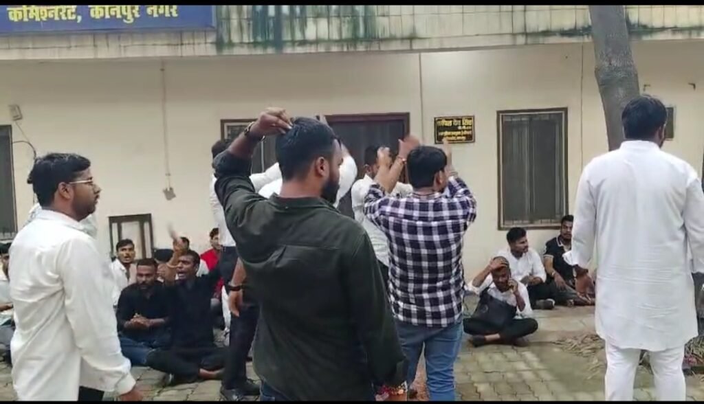 कानपुर नगर22अगस्त25*अपर पुलिस उपायुक्त पश्चिम कार्यालय के बाहर छात्रों ने लगाए पुलिस प्रशासन मुर्दाबाद के नारे