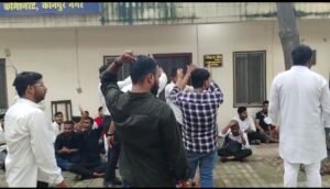 कानपुर नगर22अगस्त25*अपर पुलिस उपायुक्त पश्चिम कार्यालय के बाहर छात्रों ने लगाए पुलिस प्रशासन मुर्दाबाद के नारे