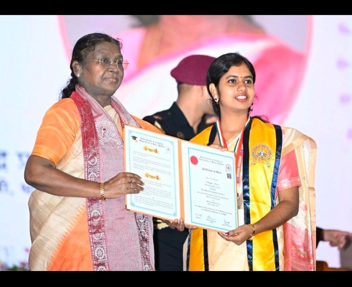 धनबाद 1 अगस्त 25 *राष्ट्रपति द्रौपदी मुर्मू ने आईआईटी आईएसएम के दीक्षांत समारोह में की शिरकत, छात्र, छात्राओं को गोल्ड मेडल से नवाजा