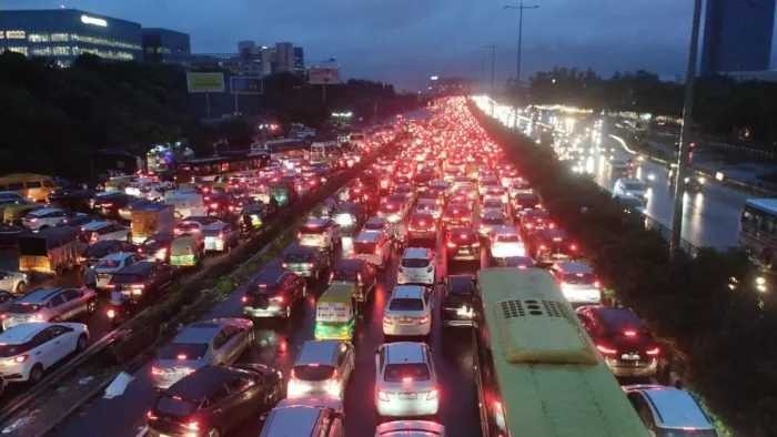 गुरुग्राम1सितम्बर25*दिल्ली-जयपुर हाईवे पर लगा 20 किलोमीटर लंबा महाजाम, गुरुग्राम-नोएडा में बारिश से हाहाकार*