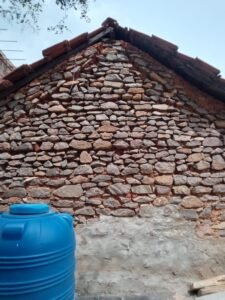 तमिलनाडु 03सितम्बर 25के सेलम जिला के गांव में लोग पत्थरों से बने घरों में रह रहे हैं