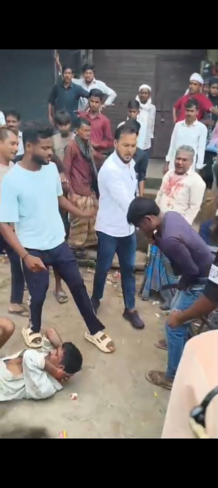 कौशाम्बी4सितम्बर25*आधा दर्जन गुंडों का दिन दहाड़े भरी बाजार में खुला आतंक* कौशाम्बी4सितम्बर25*आधा दर्जन गुंडों का दिन दहाड़े भरी बाजार में खुला आतंक*