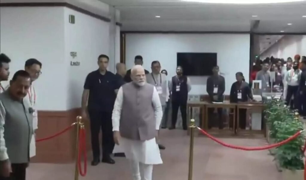 नई दिल्ली 9सितम्बर25*उपराष्ट्रपति चुनाव के लिए वोटिंग शुरू हो गई है. प्रधानमंत्री नरेंद्र मोदी ने पहला वोट डाला. नई दिल्ली 9सितम्बर25*उपराष्ट्रपति चुनाव के लिए वोटिंग शुरू हो गई है. प्रधानमंत्री नरेंद्र मोदी ने पहला वोट डाला.