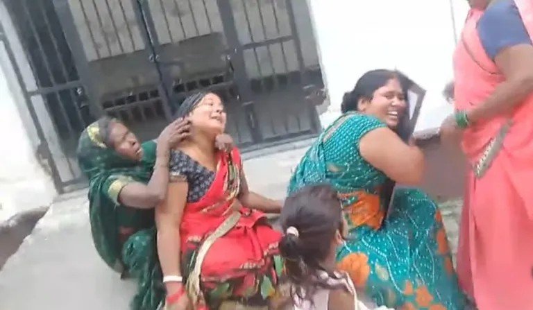 बलिया10सितम्बर25* तेजाब से जलाए गये युवक की मौत, इंसाफ मांगने डीएम आफिस पहुंची महिलाएं*