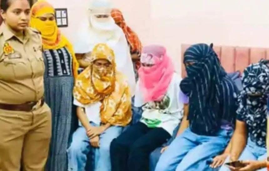 वाराणसी11सितम्बर25*उत्तर प्रदेश क़े वाराणसी जिले में सेक्स रैकेट के पकड़े जाने का सिलसिला जारी है। वाराणसी11सितम्बर25*उत्तर प्रदेश क़े वाराणसी जिले में सेक्स रैकेट के पकड़े जाने का सिलसिला जारी है।