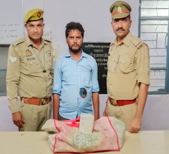 मथुरा17.09.2025*एक अभियुक्त को अवैध देशी शराब किया गिरफ्तार मथुरा17.09.2025*एक अभियुक्त को अवैध देशी शराब किया गिरफ्तार