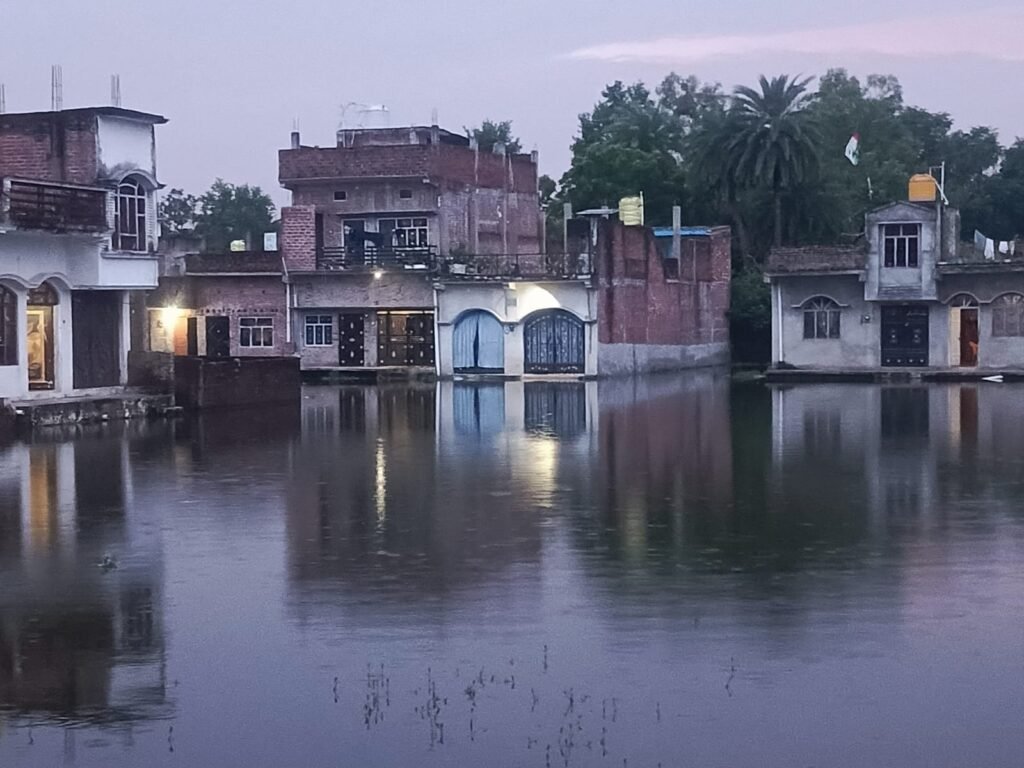 अयोध्या 19सितम्बर25*रुदौली नगर के एक मोहल्ले निवासी घरों में जलभराव से परेशान अयोध्या 19सितम्बर25*रुदौली नगर के एक मोहल्ले निवासी घरों में जलभराव से परेशान