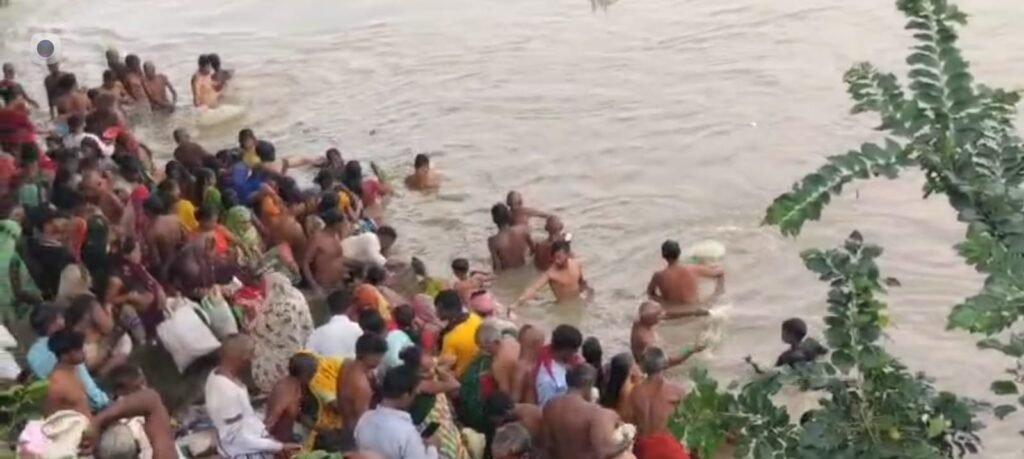 कौशाम्बी22सितम्बर25*नवरात्रि के प्रथम दिन गंगा और यमुना के विभिन्न घाटों पर हजारों श्रद्धालुओं ने लगाई डुबकी*