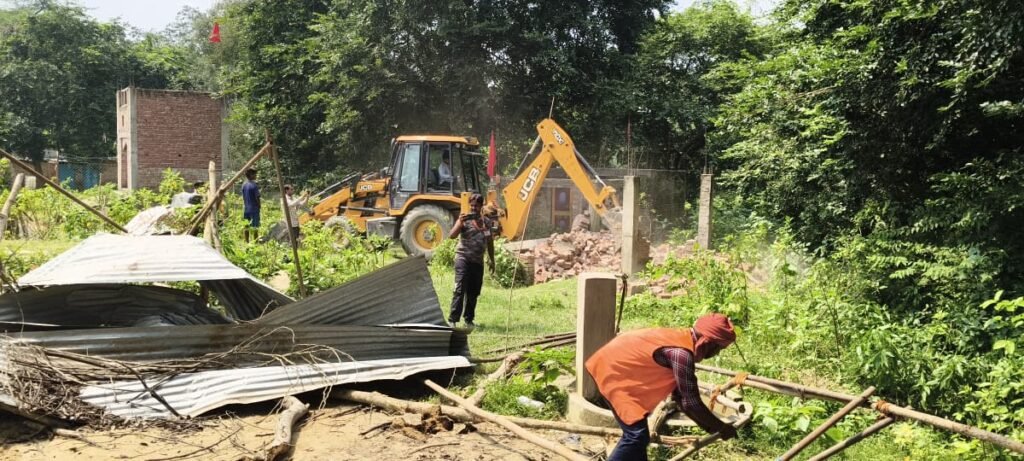 अयोध्या23सितम्बर25*राजस्व की टीम ने पुलिस बल के साथ धाम सुनवा मां कामाख्या धाम से हटवाया अवैध अतिक्रमण