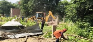 अयोध्या23सितम्बर25*राजस्व की टीम ने पुलिस बल के साथ धाम सुनवा मां कामाख्या धाम से हटवाया अवैध अतिक्रमण